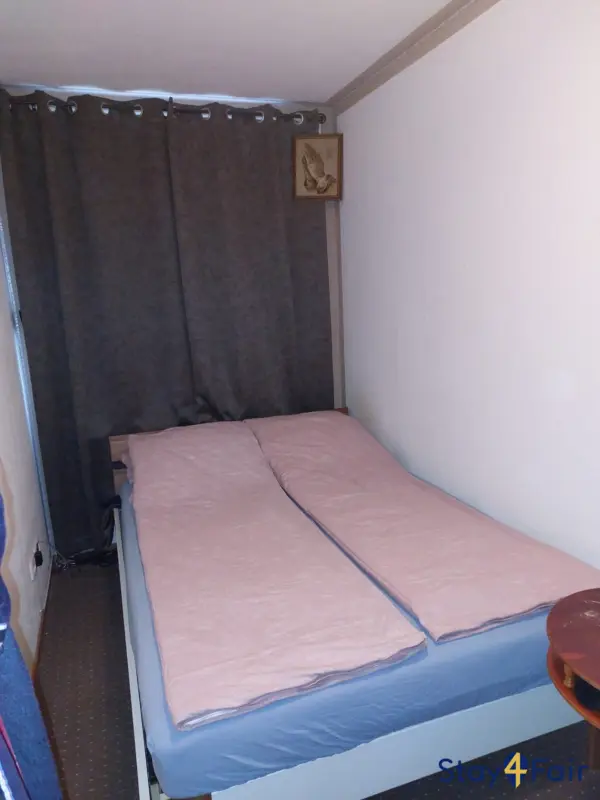 bedroom in apartment near tram line 6 Hannover exhibition center