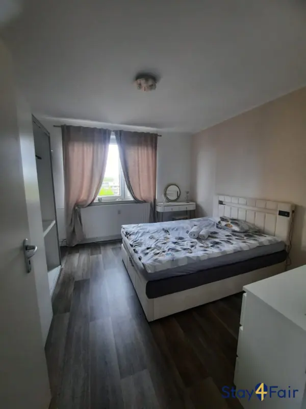 bedroom in apartment within walking distance to Messe Süd Hannover