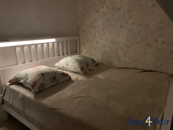 bedroom in apartment near Hannover exhibition center walking distance