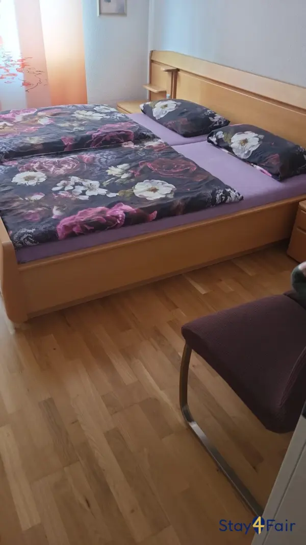 bedroom with double bed in apartment near Hannover Messe Ost