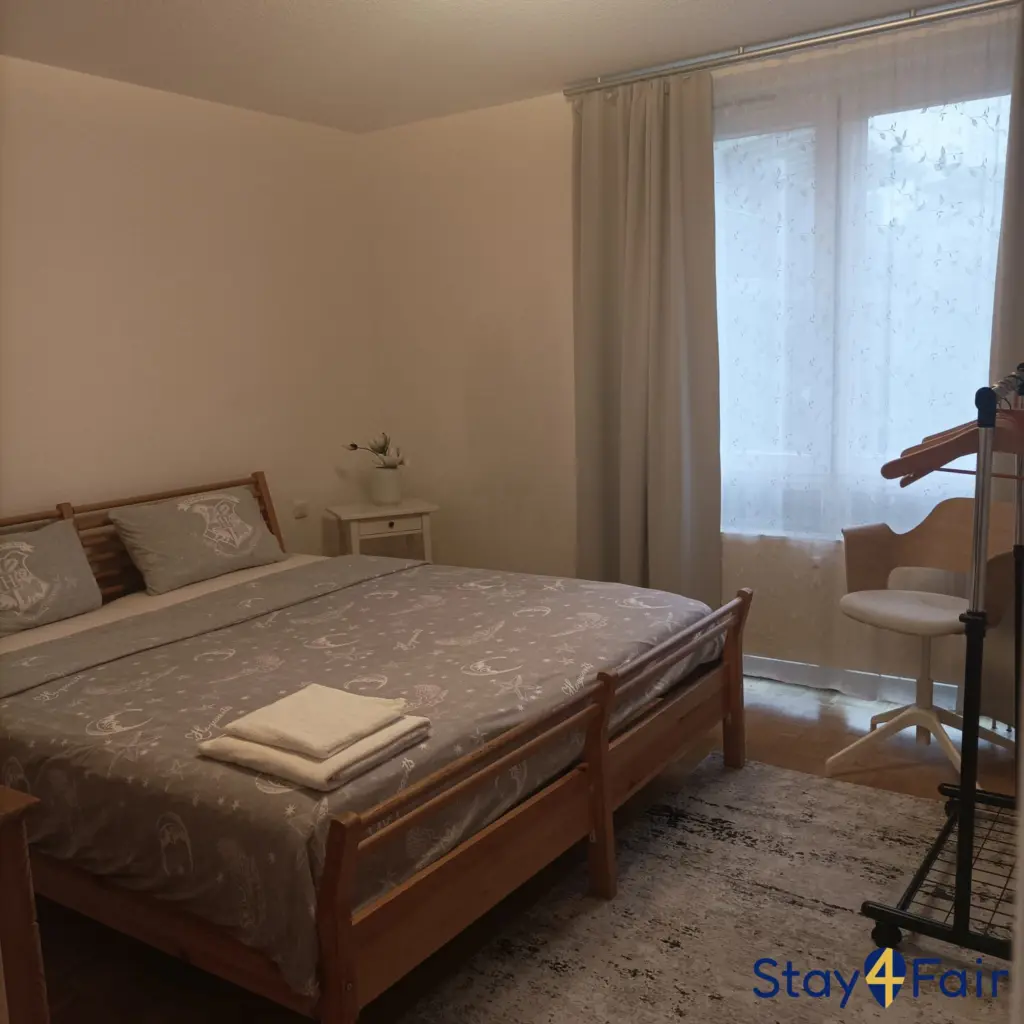 bedroom with double bed in apartment near Hannover Messe Ost