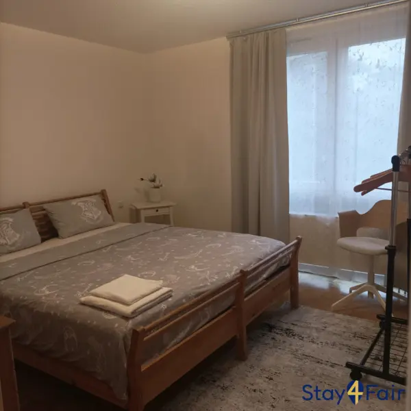 bedroom with double bed in apartment near Hannover Messe Ost