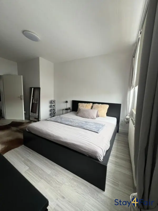 bedroom with double bed in apartment near Hannover city center