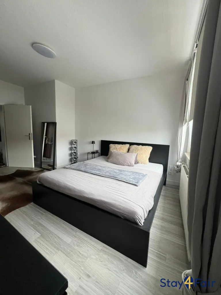 bedroom with double bed in apartment near Hannover city center